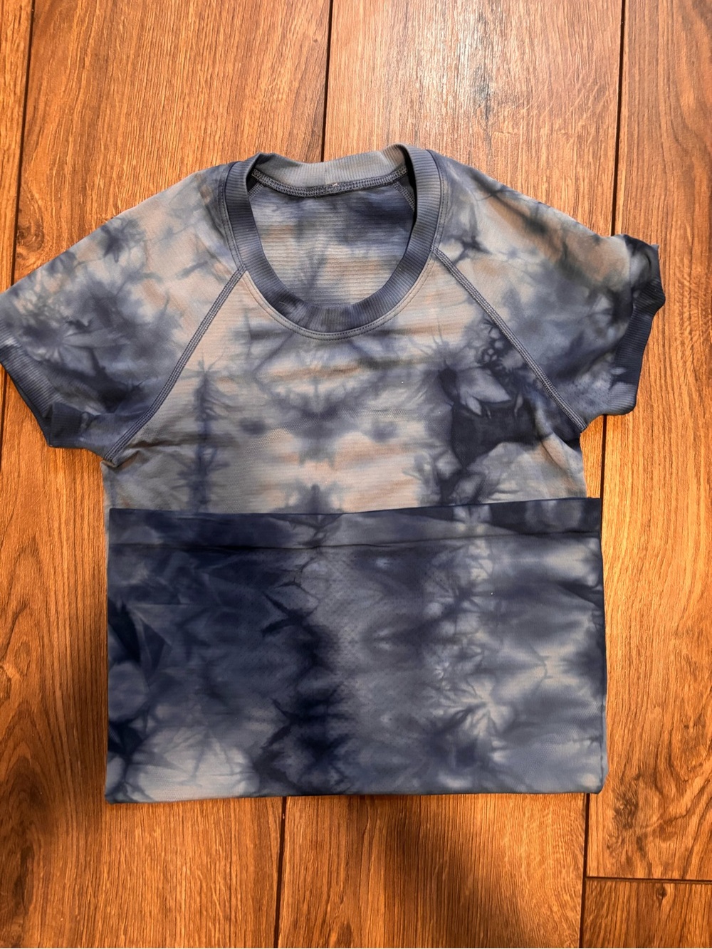 lululemon athletica Tie-Dye Blue Short Sleeve size 2 - Picture 3 of 3